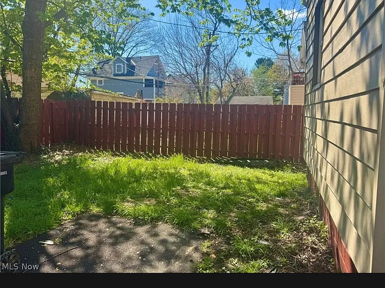 9606 Parmelee Ave — Photo 4