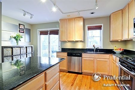 4th image of 3352 N Clifton Ave #A