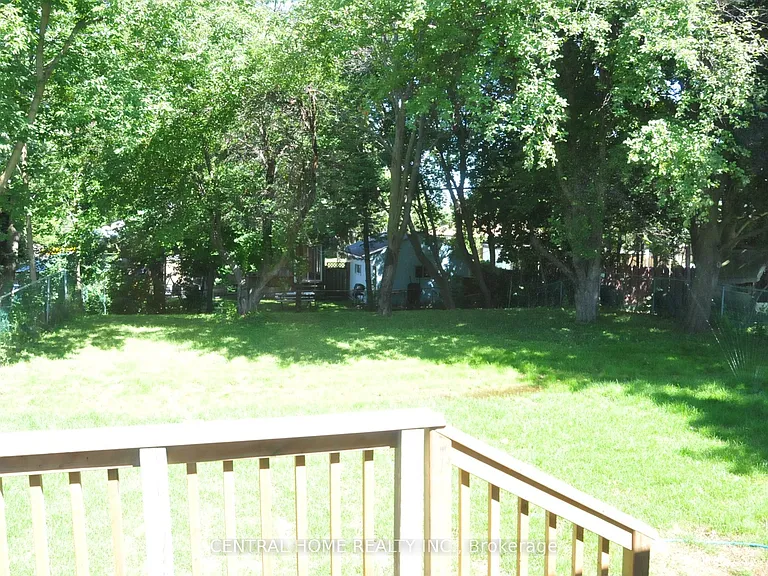66 Collins Cres — Photo 3