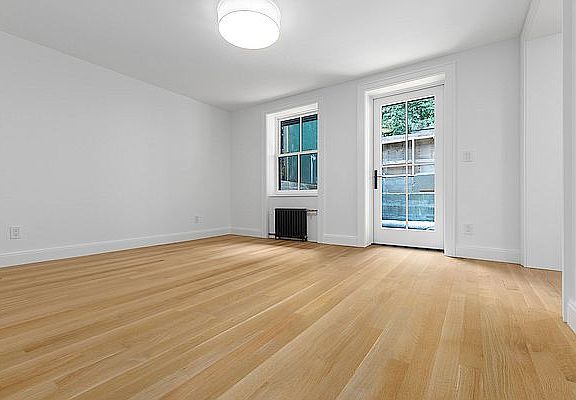 4th image of 18 Douglass St