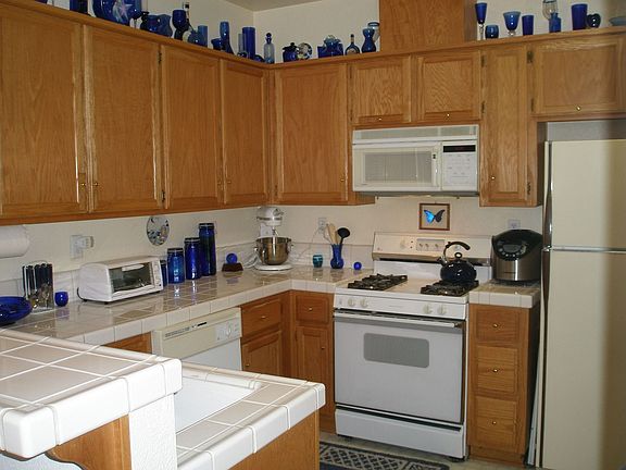 Kitchen with breakfast bar