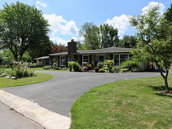 3rd image of 901 Valley Dr