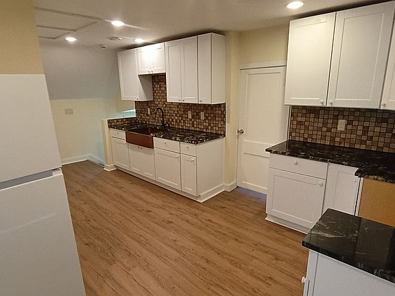 2nd image of 1107 Griswold St #3
