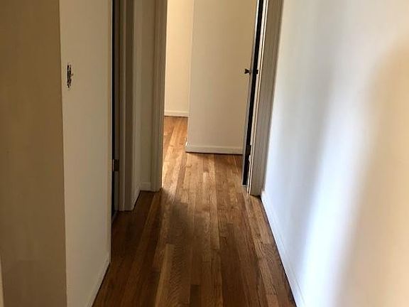 4th image of 213 Broadmeadows Blvd