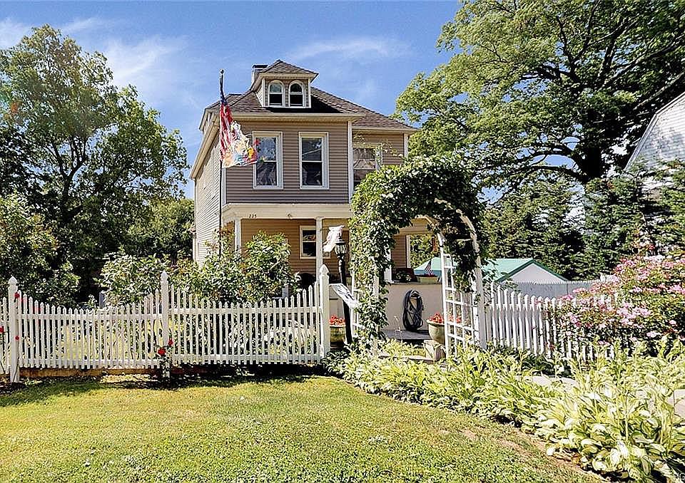 1st image of 225 Lawrence Ave