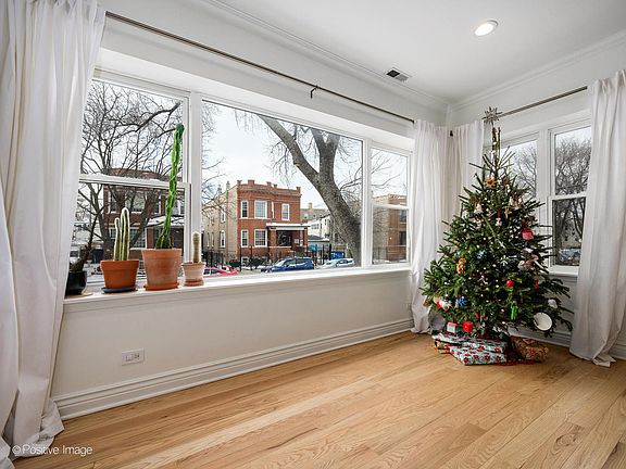 4th image of 2537 N Hamlin Ave #1N