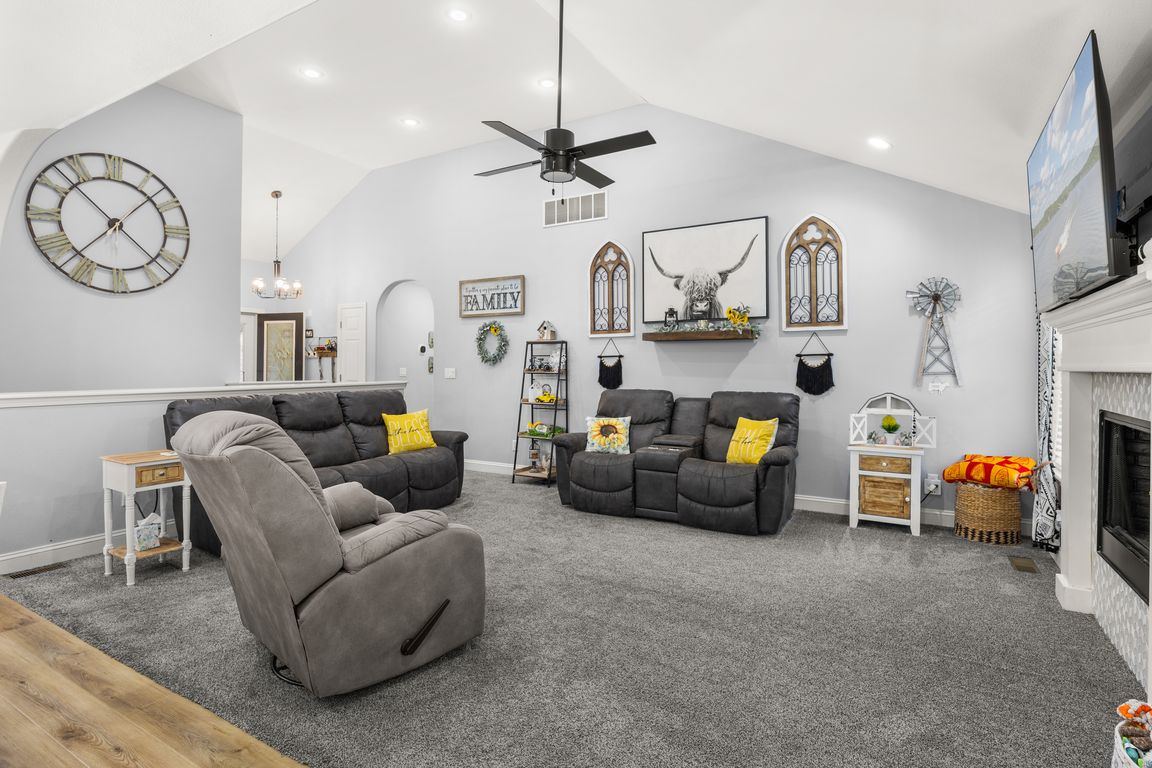 207 Mayfair Dr (17)