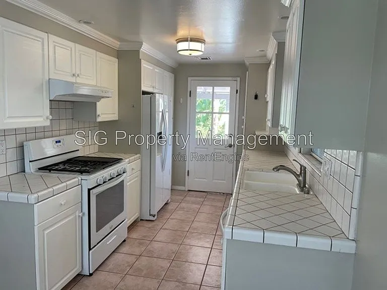 1412 N Fairview St — Photo 5
