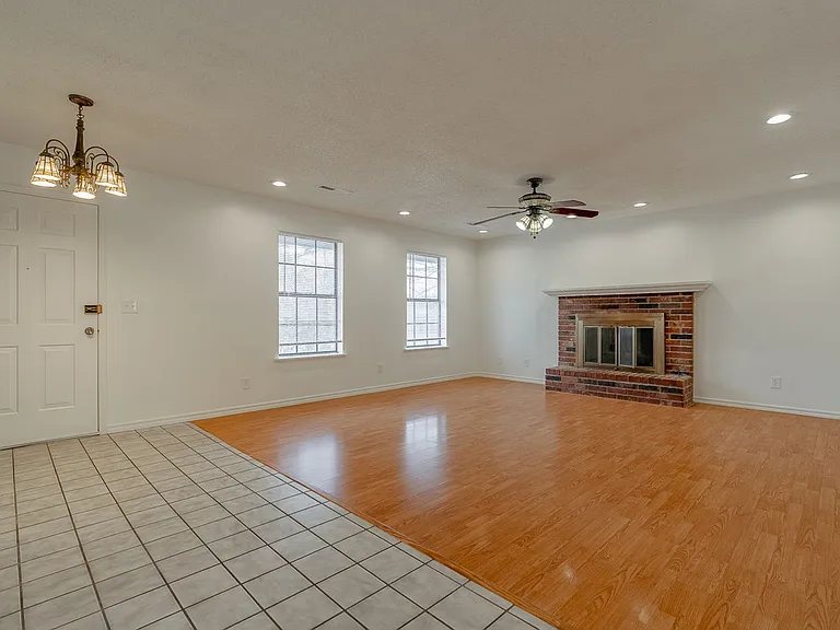 2115 W Loren Cir — Photo 2