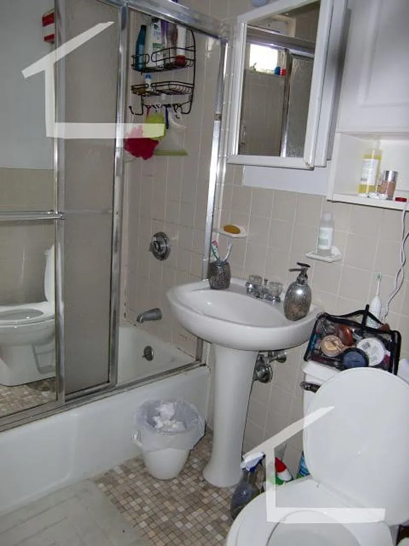 Nice 3 bed in oak square — Photo 2