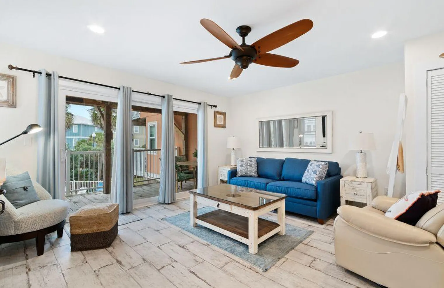 2 bed, 3.0 bath, 990 sqft, $3,169 — Photo 2