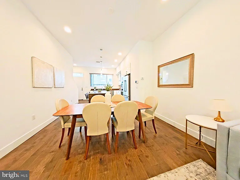 421 Wallace St — Photo 9