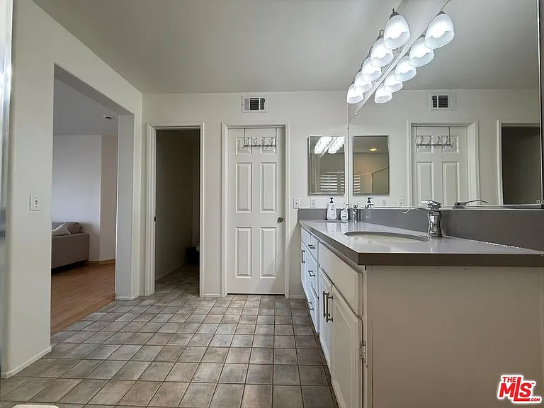 719 W Avenue Q10 — Photo 10