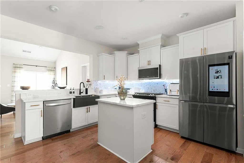 3 bed, 2.5 bath, 2375 sqft, $2,850 — Photo 4