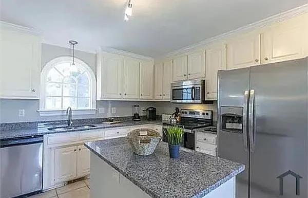4200 Medlar Ln — Photo 1