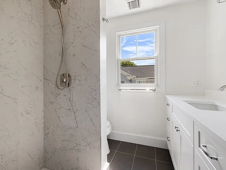 130 Bay Ave — Photo 26