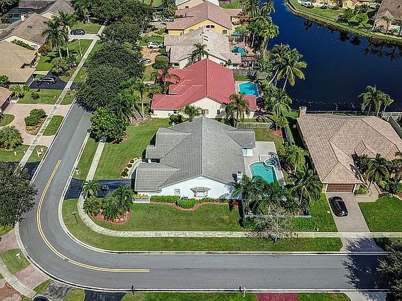 5th image of 10140 NW 13th St