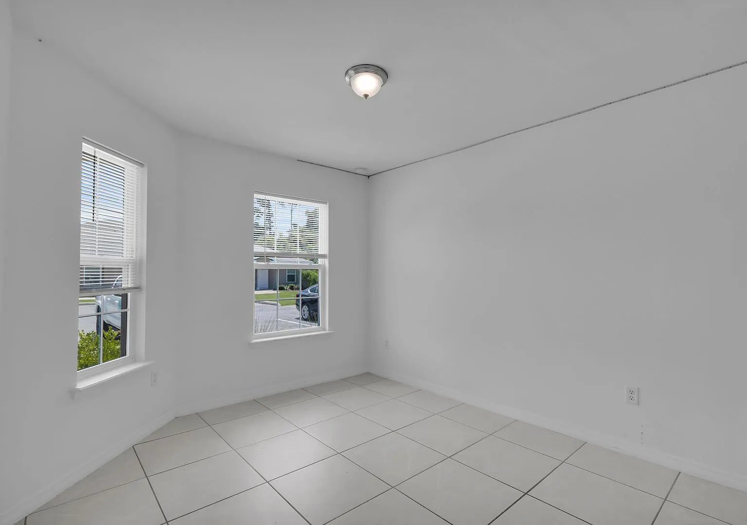Beautiful 3/2 Triplex — Photo 3
