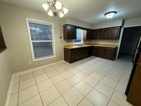4th image of 1017 Great Oaks Dr