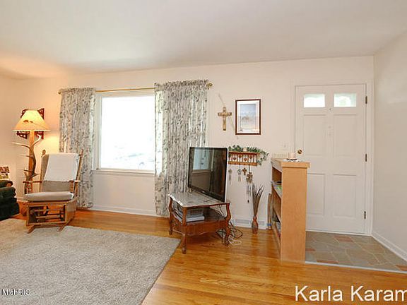 4th image of 1388 Woodworth St NE