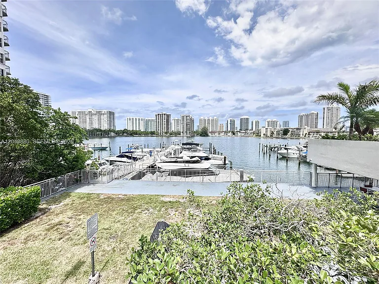 18021 Biscayne Blvd #702 — Photo 10