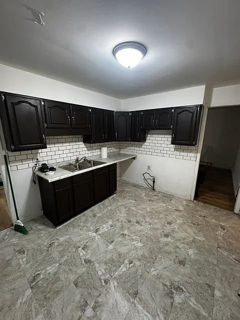 3 bed, 1.5 bath, 1690 sqft, $1,635 — Photo 2