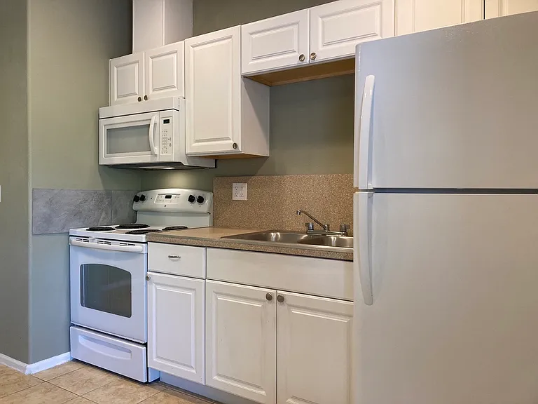 1095 W 7th Ave #9 — Photo 2