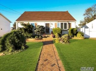 124 32nd St, Lindenhurst, NY 11757