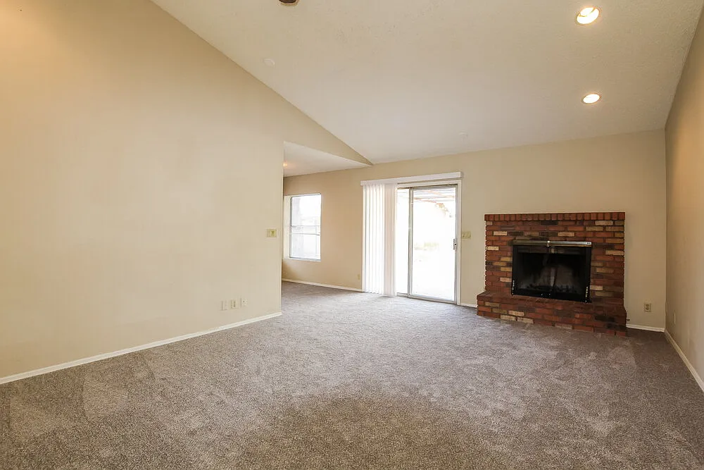 3 bed, 2.0 bath, 1338 sqft, $1,875 — Photo 2