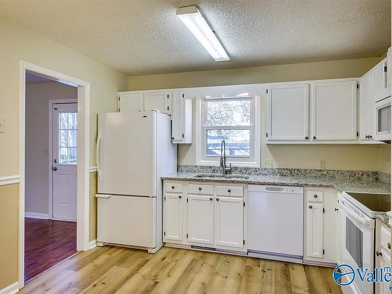 124 Suffolk Dr — Photo 3