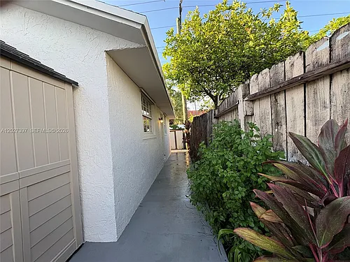 6753 SW 39th Ter #REAR Photo 1