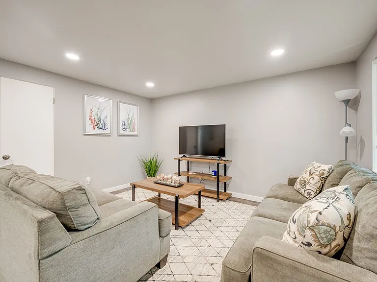 165 SW Spruce St — Photo 25