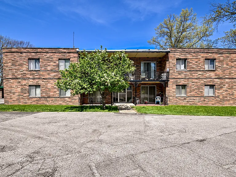 818 S Green Rd — Photo 18