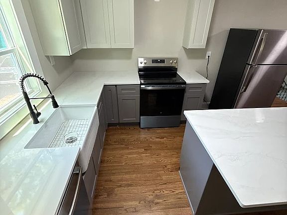 3rd image of 528 Barrington Dr