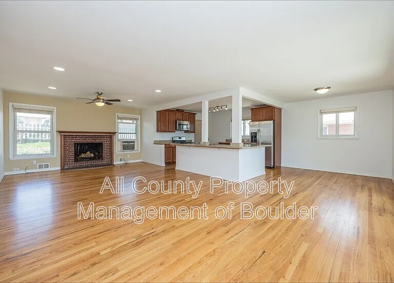 425 S 40th St — Photo 1