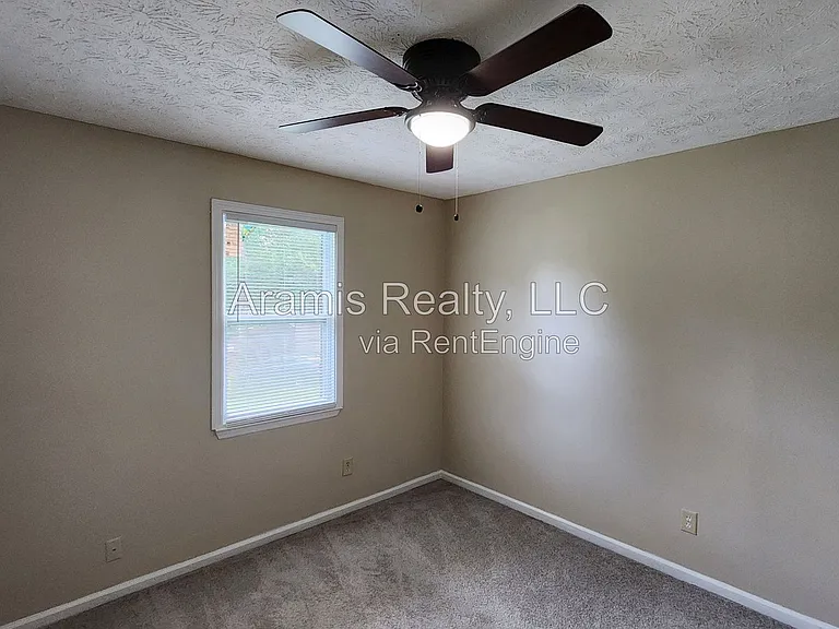 1050 Greendale Ln — Photo 8