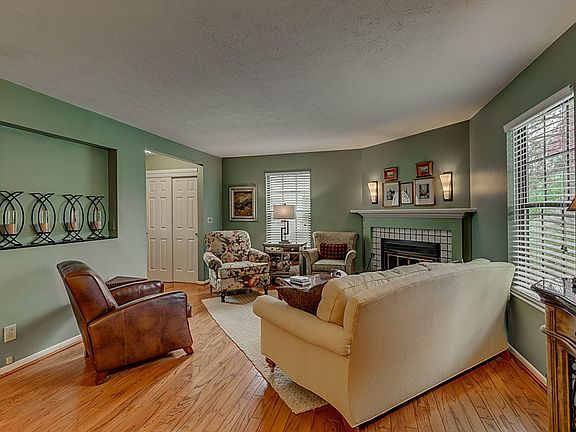 3rd image of 2627 Bryan Station Ln