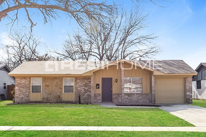 1st image of 405 Hawthorne Ln
