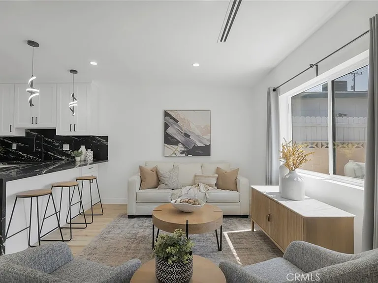 2117 W Clark Ave — Photo 4