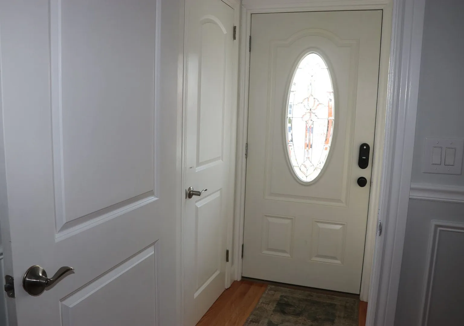 Beautiful and Elegant 2 Bedroom Apartment in the heart of Uniondale — Photo 4