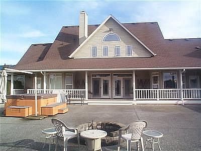 back patio w/hottub and firepit