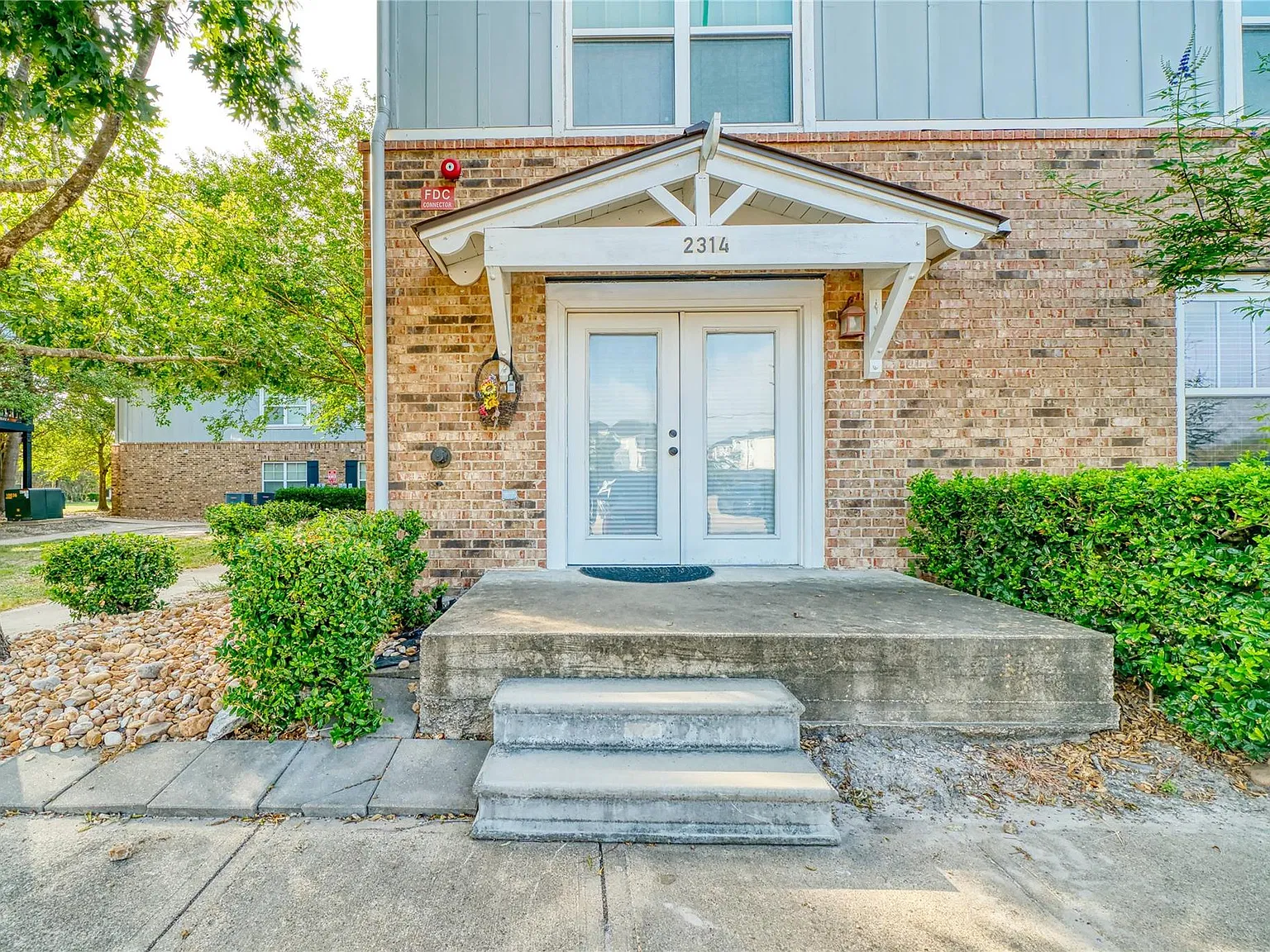 2 bed, 2.0 bath, 1080 sqft, $1,700 — Photo 2