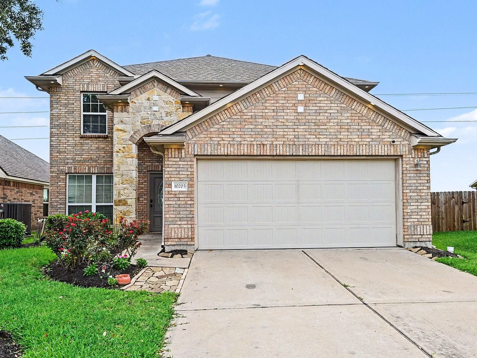 4 bed, 2.5 bath, 2368 sqft, $2,350 — Photo 1