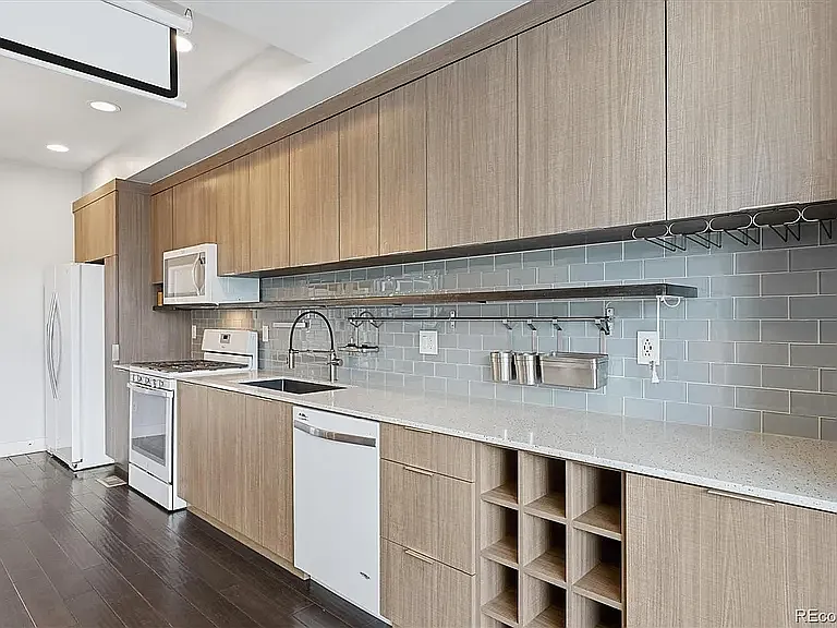 2 bed, 2.5 bath, 1262 sqft, $3,000 — Photo 4