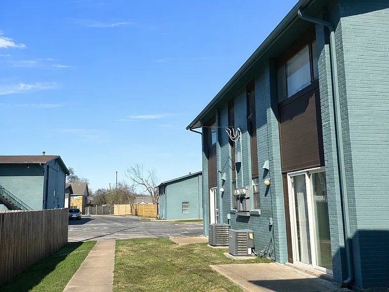 Sun Valley Apartments — Photo 15
