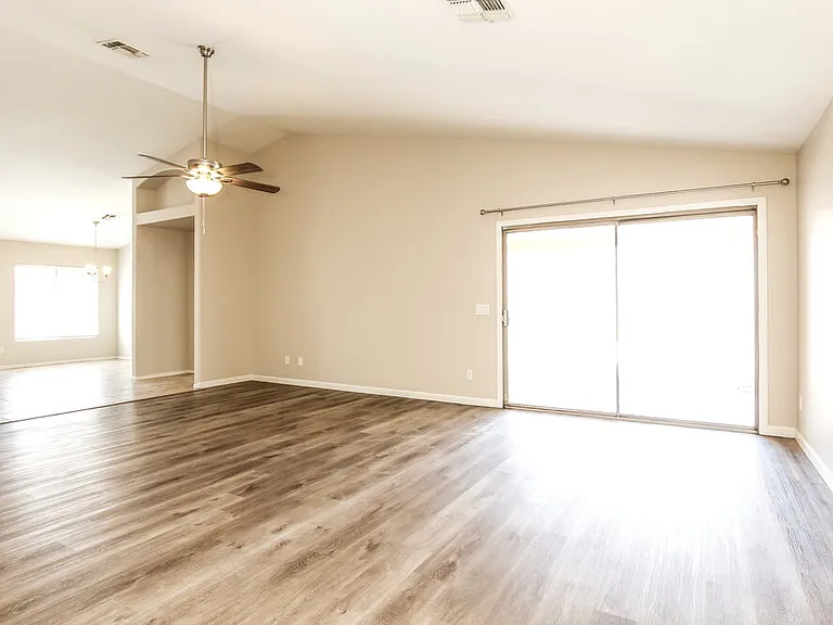 7334 W Lamar Rd — Photo 3