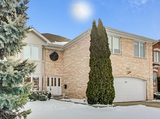 8217 W Ballard Rd, Niles, IL 60714