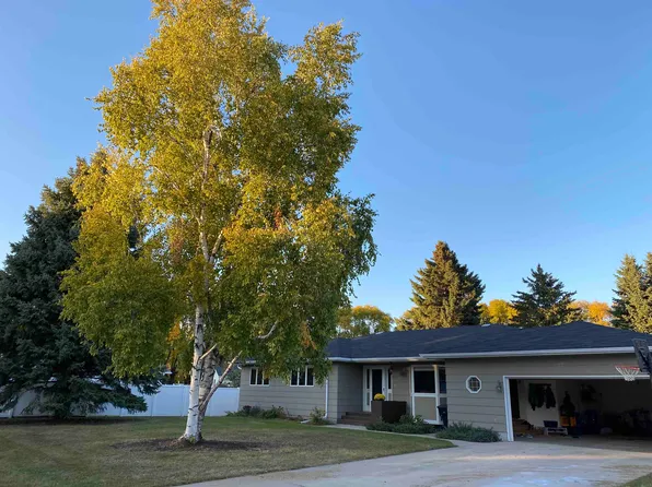 3411 Cherry Lynn Dr, Grand Forks, ND 58201