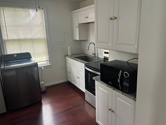 3rd image of 3001 Louise Dr