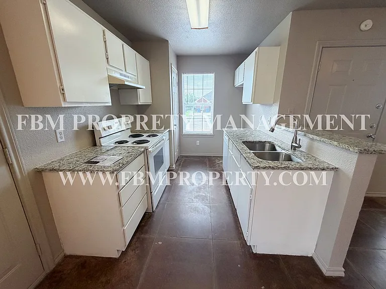 212 W Lamar St — Photo 5